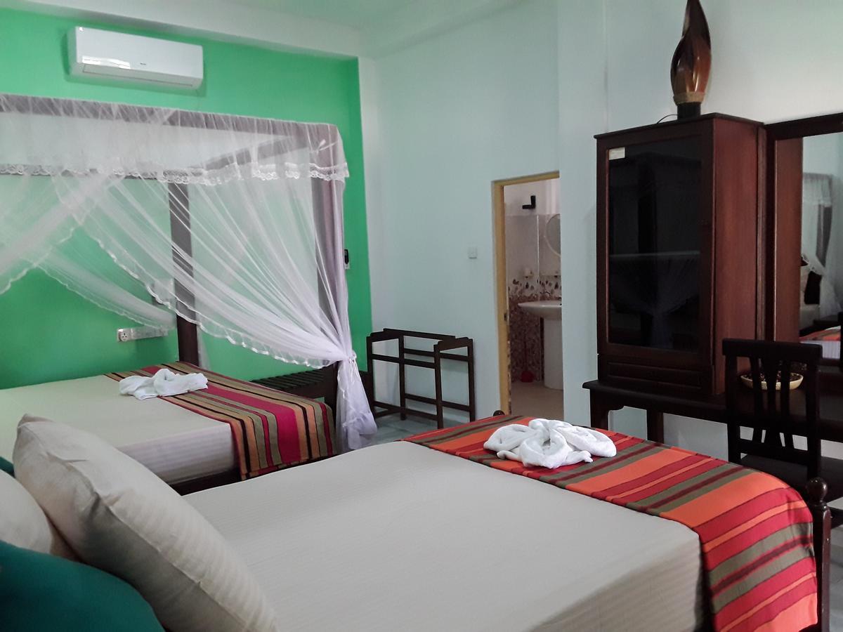 Akurala Beach Park Hikkaduwa Bagian luar foto