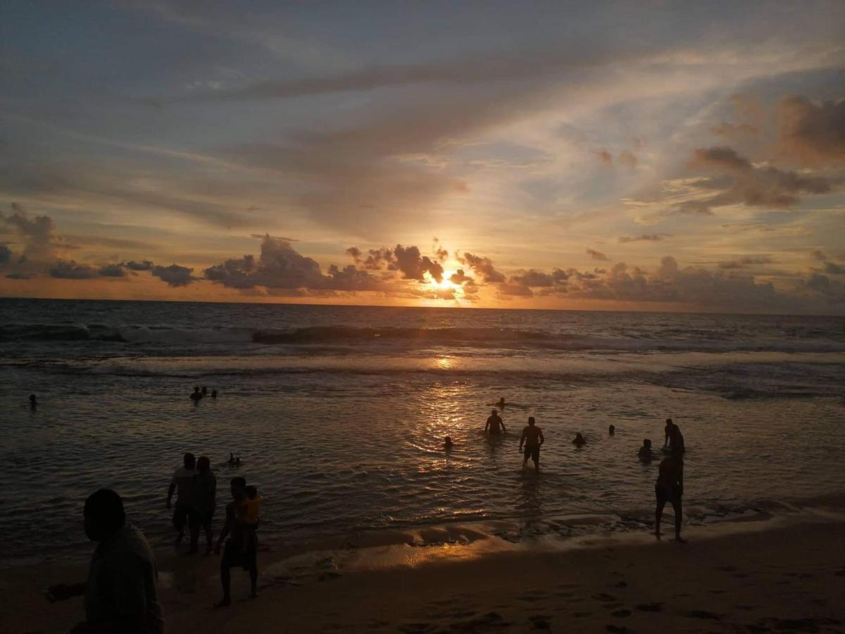 Akurala Beach Park Hikkaduwa Bagian luar foto